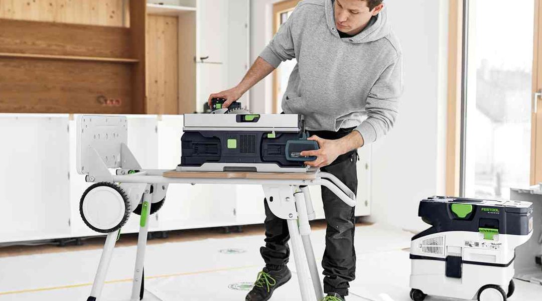 Kompakt und mobil: die Akku-Tischkreissäge FESTOOL CSC SYS 50 EBI-Basic und -Plus